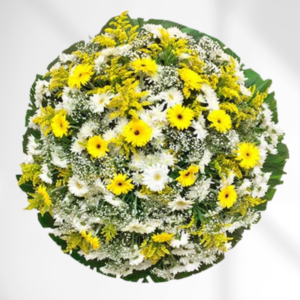 Coroa de flores para homenagens fúnebres com Crisântemos amarelos e brancos, rodeada de folhagens verdes. Entrega 24h em Belo Horizonte e região.